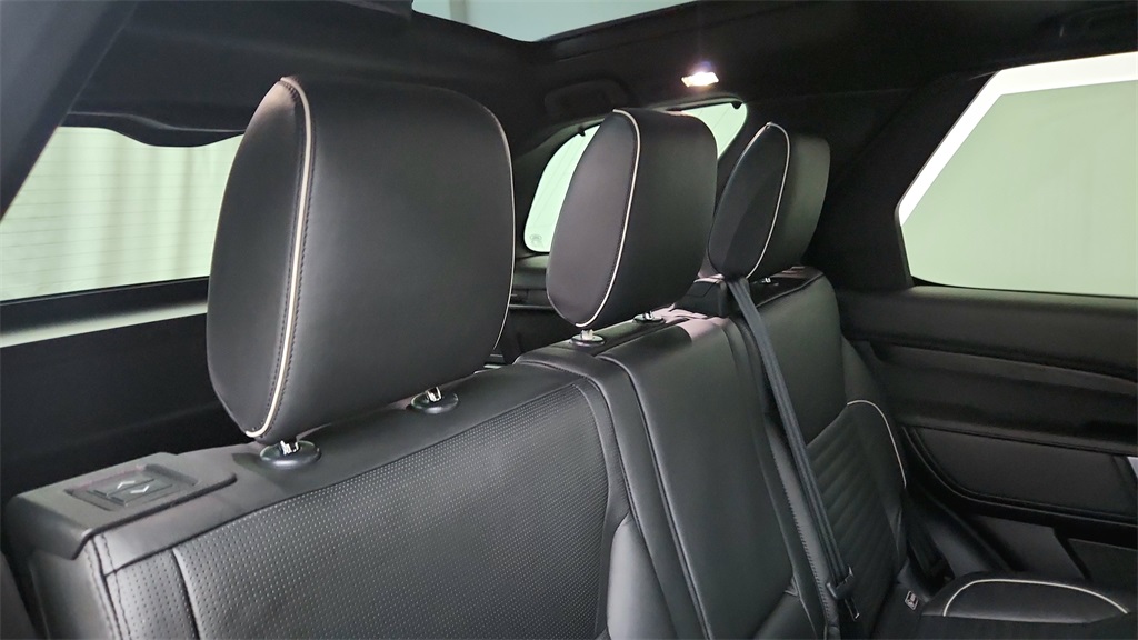 2018 Land Rover Discovery HSE Luxury photo 17