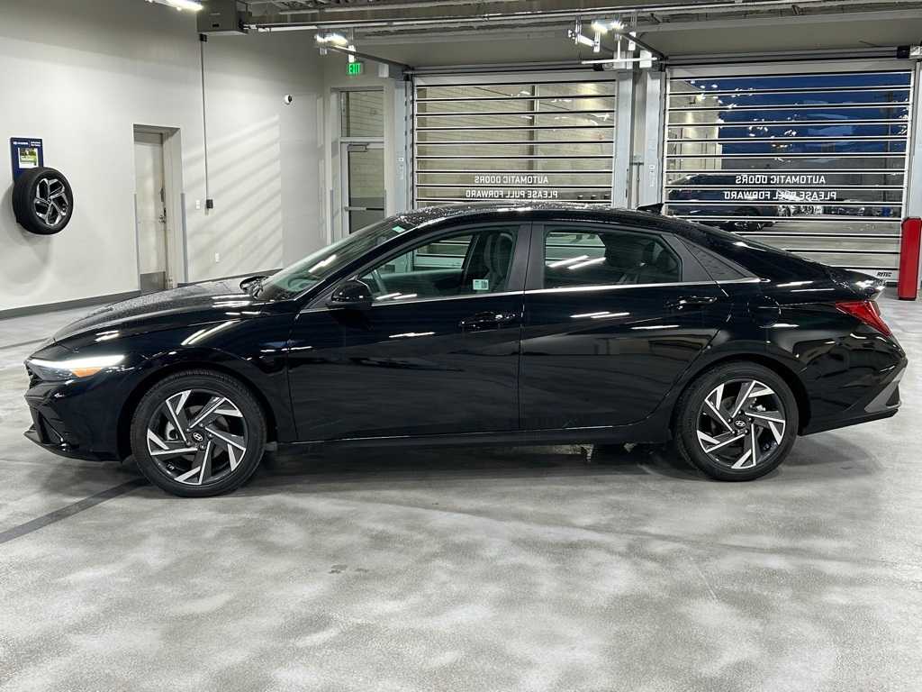 2024 Hyundai Elantra SEL Convenience photo 3