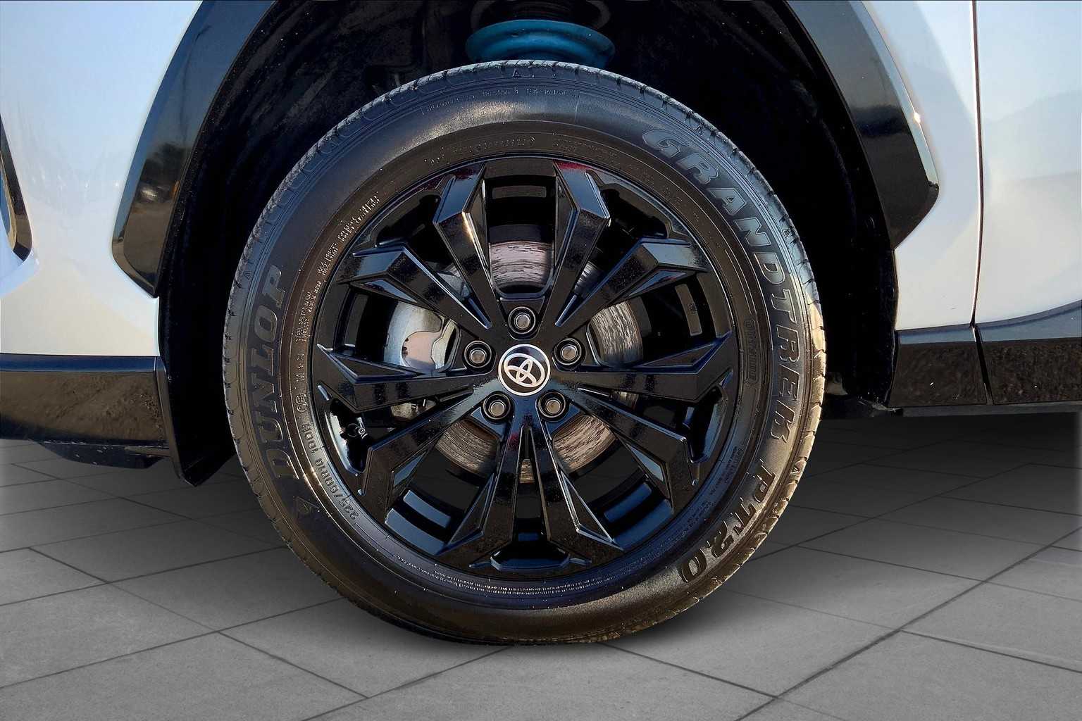 2024 Toyota RAV4 Hybrid SE photo 10