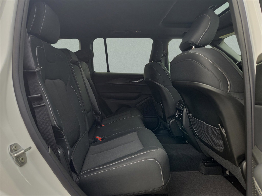 2025 Jeep Grand Cherokee Laredo photo 23