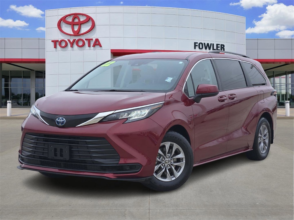 2022 Toyota Sienna LE's photo