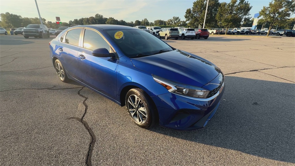 2023 Kia Forte LXS photo 2