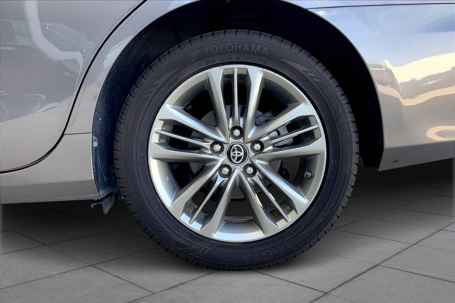 2017 Toyota Camry SE photo 10