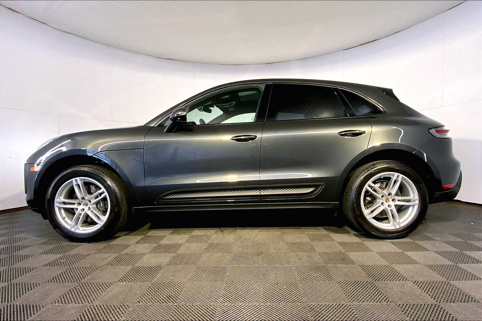 2025 Porsche Macan T photo 2