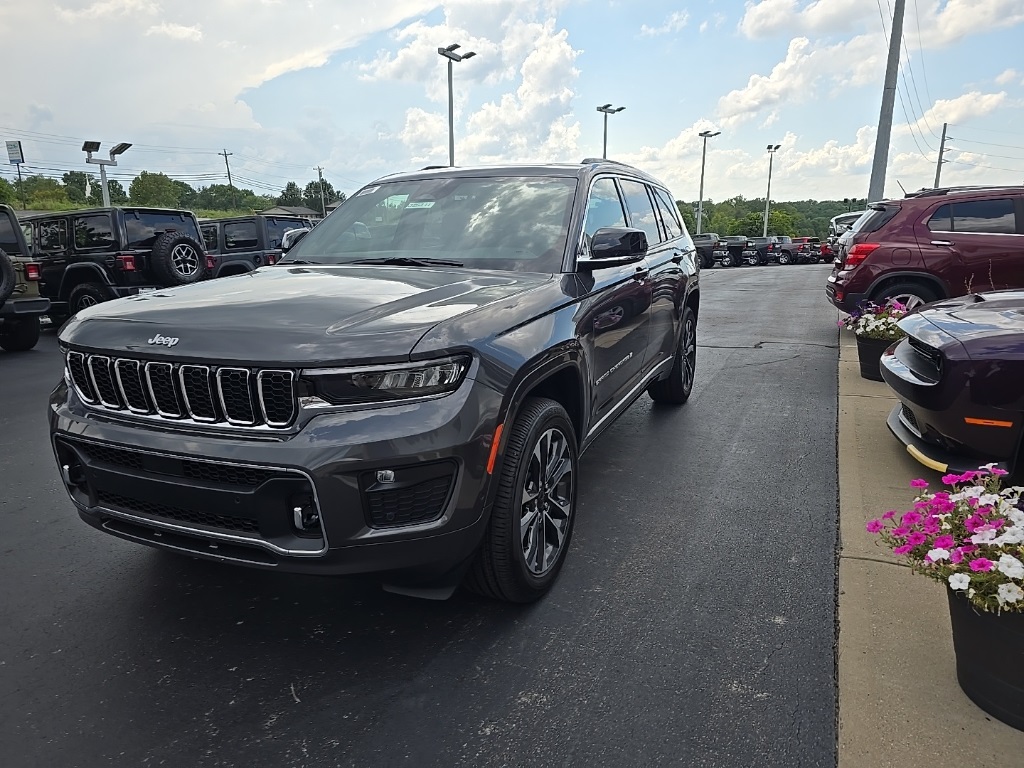 2025 Jeep Grand Cherokee Overland photo 2
