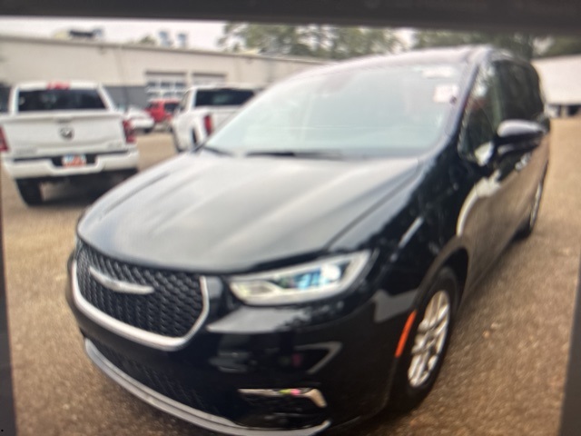 2024 Chrysler Pacifica Touring L's photo