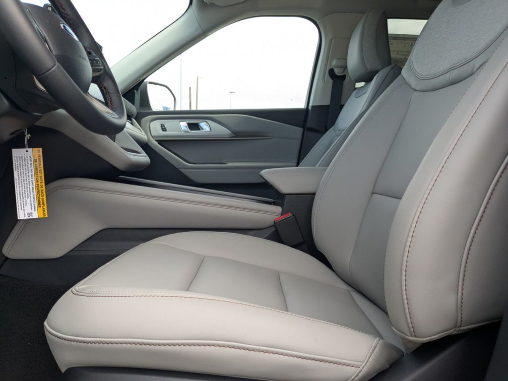 2025 Ford Explorer photo 22