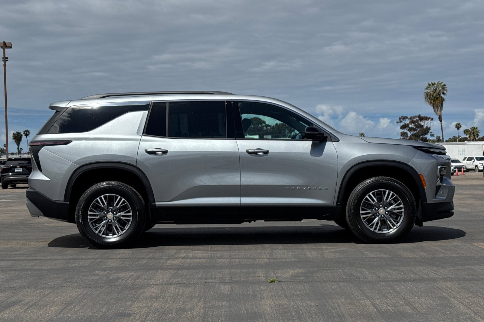 2025 Chevrolet Traverse photo 2
