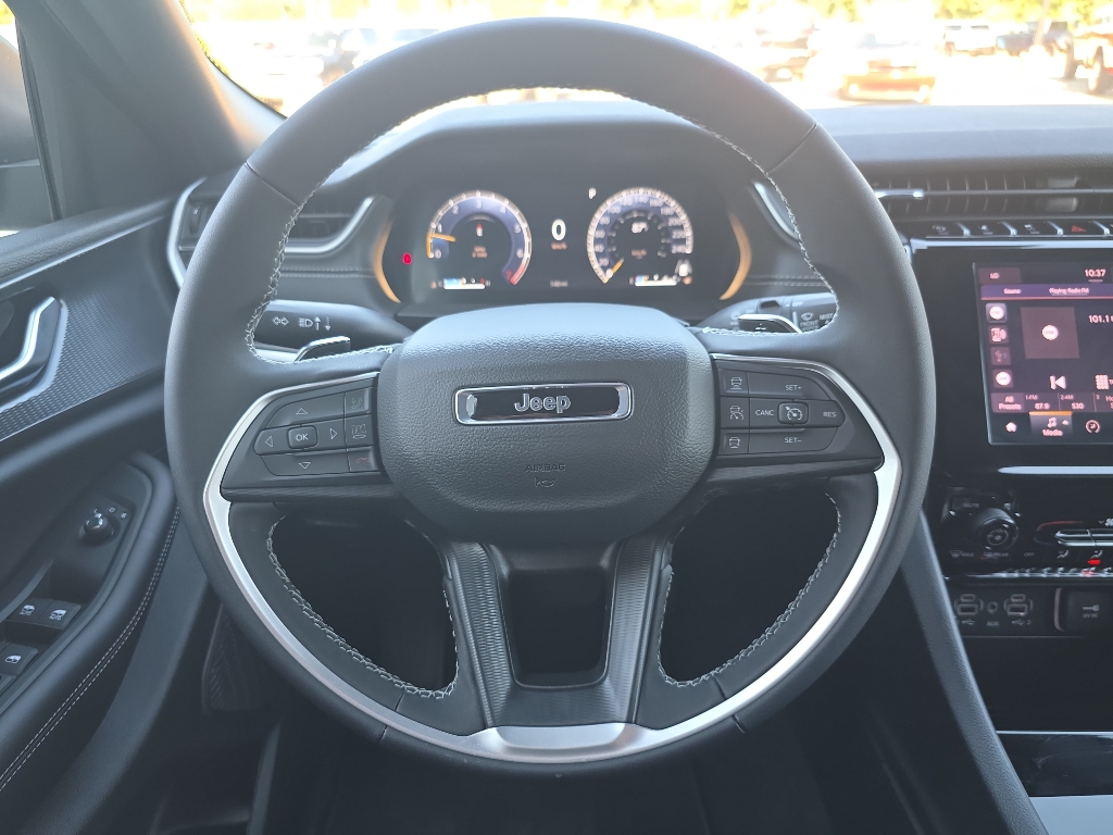2025 Jeep Grand Cherokee Laredo photo 18
