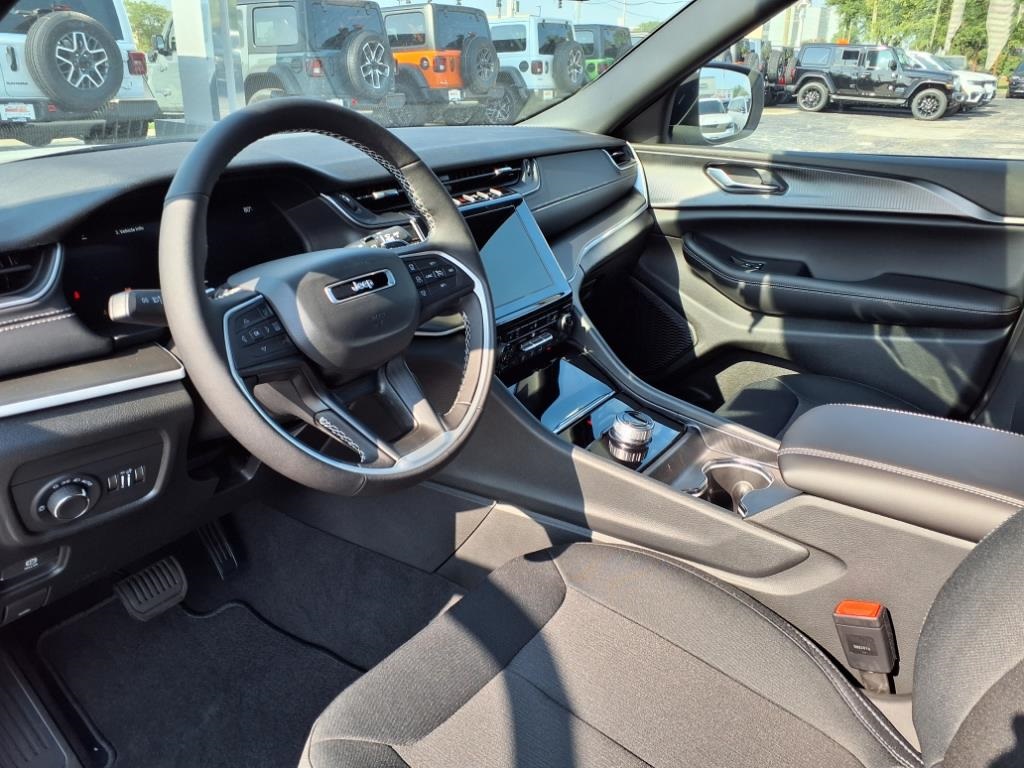 2025 Jeep Grand Cherokee Laredo X photo 9