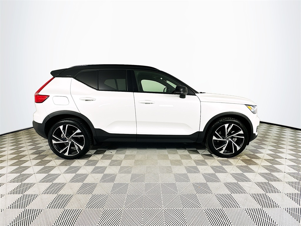 2021 Volvo XC40 R-Design photo 8
