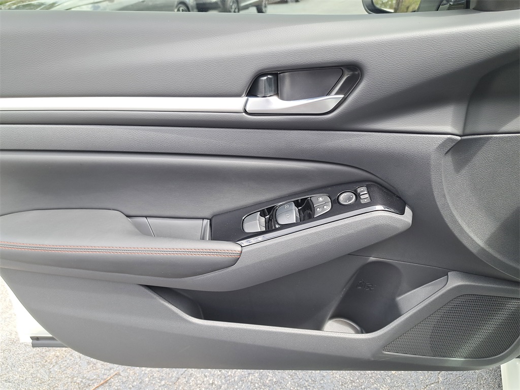 2025 Nissan Altima 2.5 SR photo 21