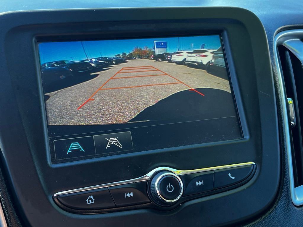 2017 Chevrolet Malibu photo 2