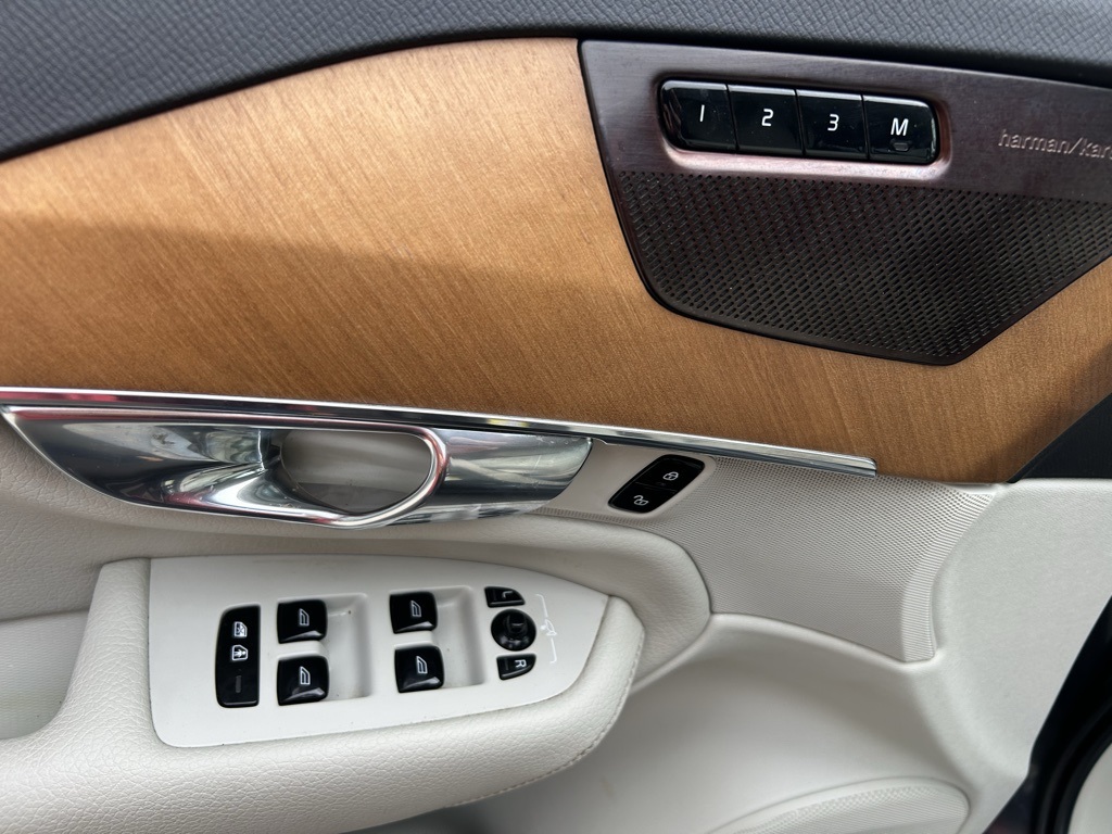 2021 Volvo XC90 T5 Momentum photo 8