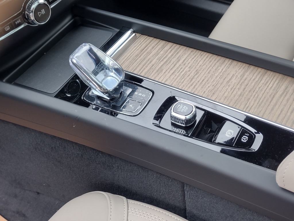 2026 VOLVO XC60 - Image 16