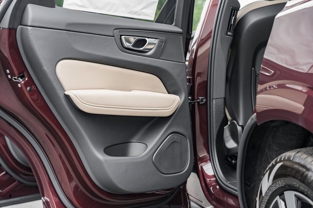 2026 Volvo XC60 B5 Hybrid photo 30