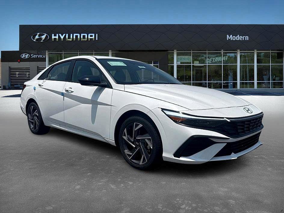 2025 Hyundai Elantra SEL Sport photo 2
