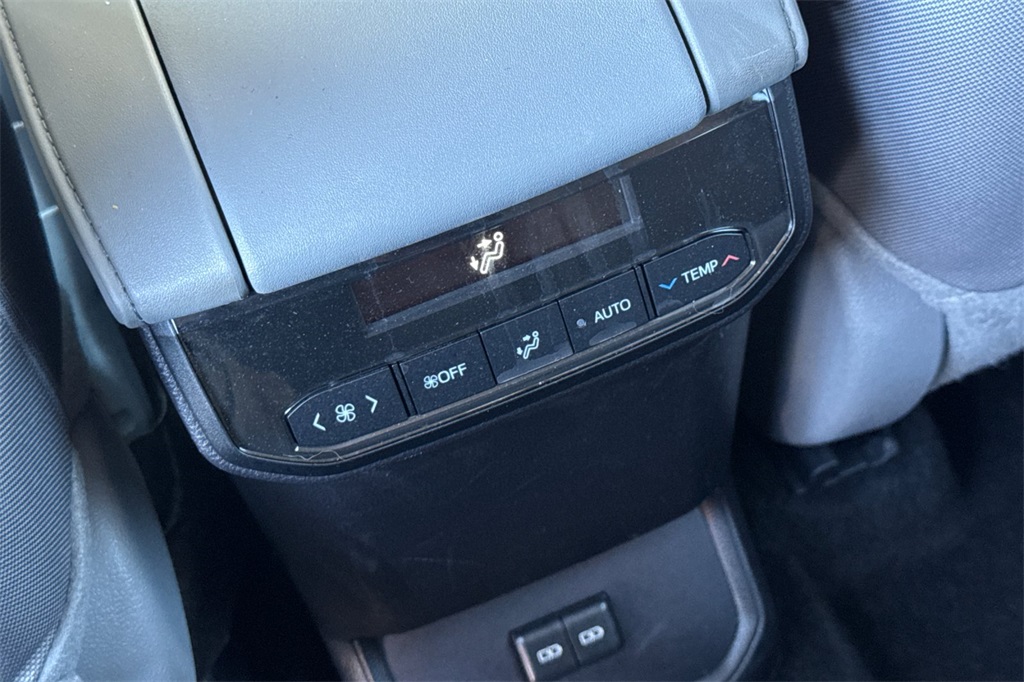 2024 Toyota Highlander LE photo 15