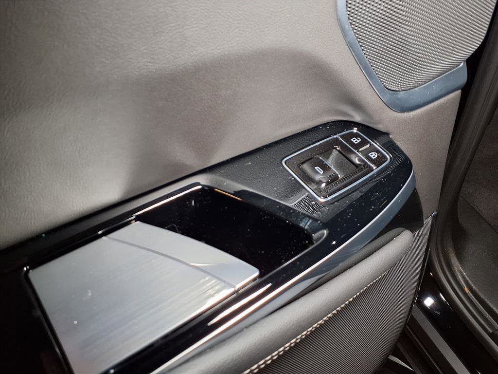 2025 Cadillac Escalade ESV Luxury photo 18