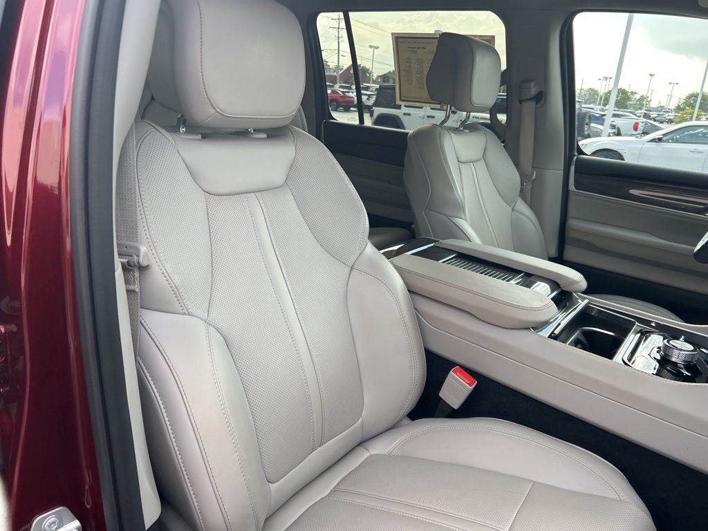 2024 Jeep Wagoneer Base photo 23