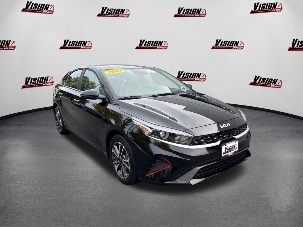 2023 Kia Forte LXS photo 3