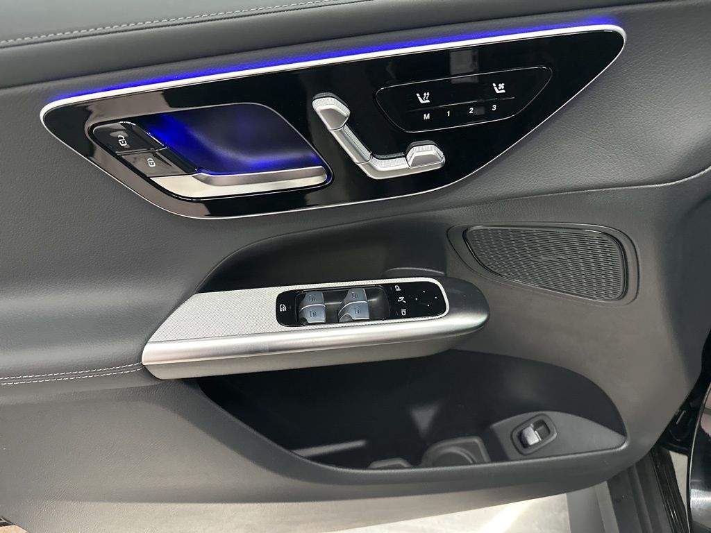 2025 Mercedes Benz GLC 300 photo 3
