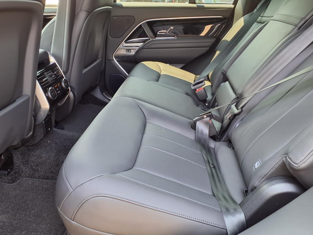 2025 Land Rover Range Rover SE photo 5
