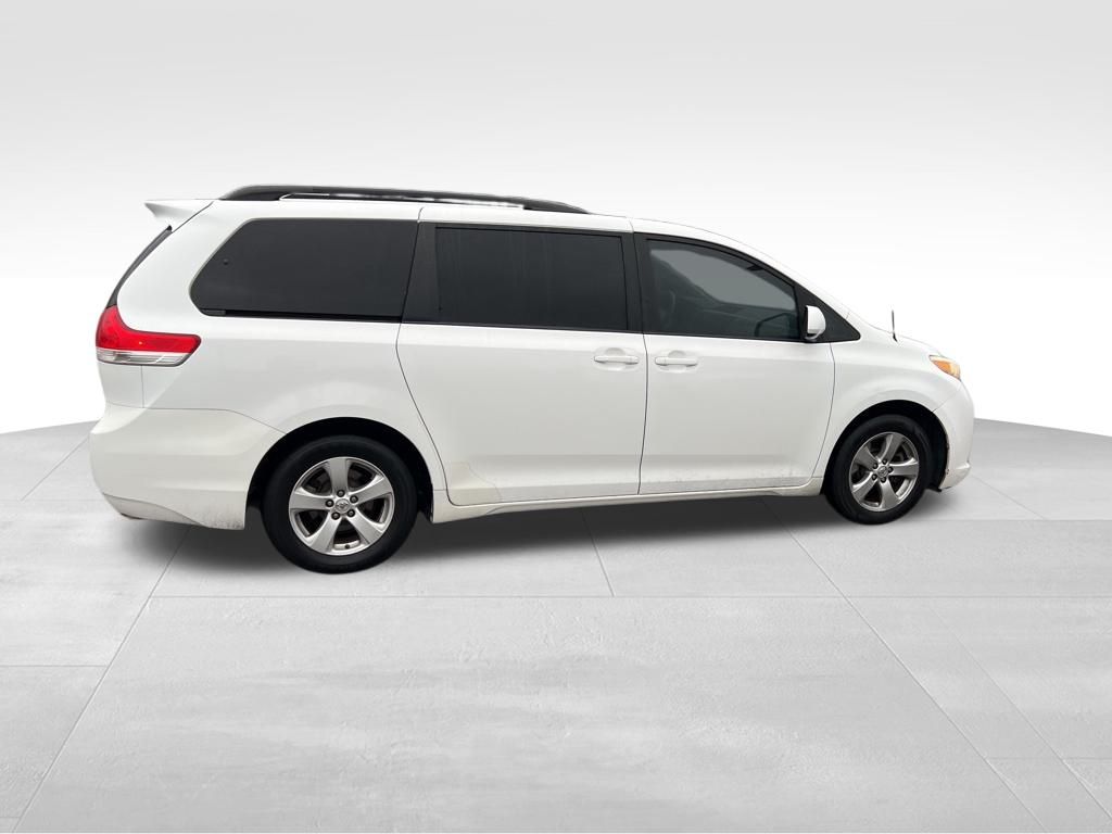 2014 Toyota Sienna LE photo 5