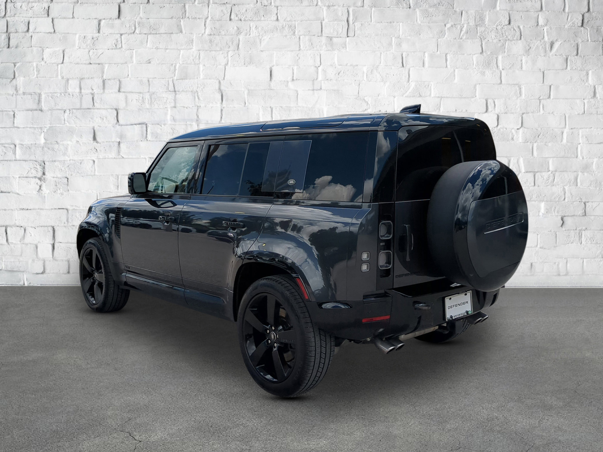 2023 Land Rover Defender V8 photo 2