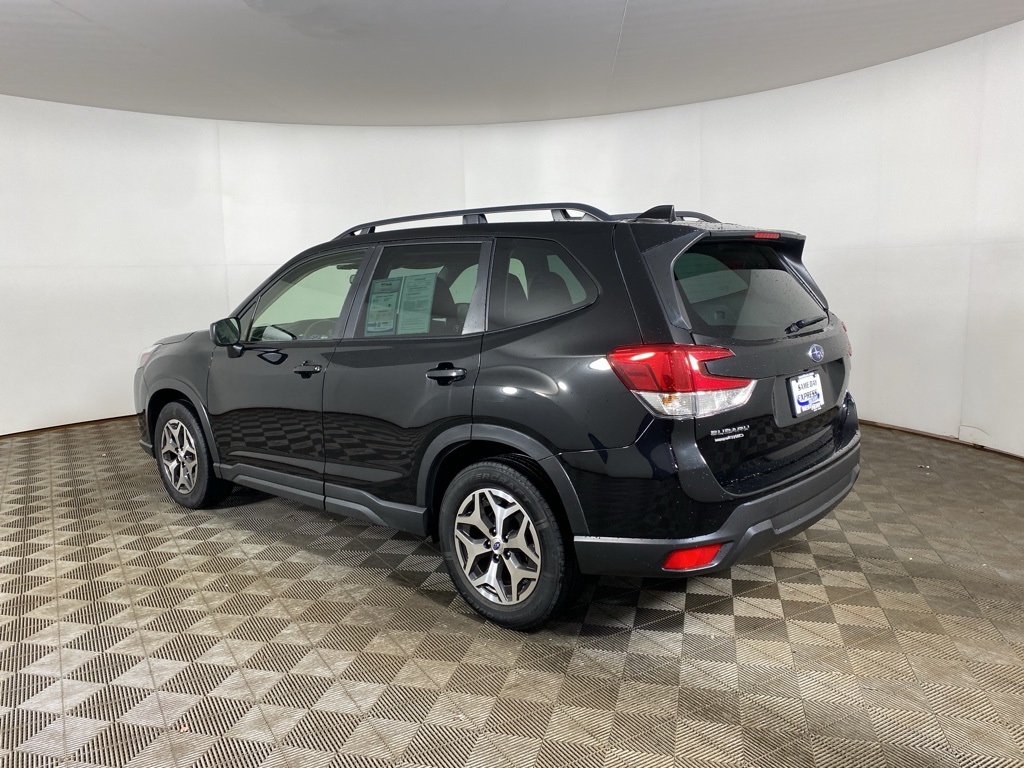 2023 Subaru Forester Premium photo 4