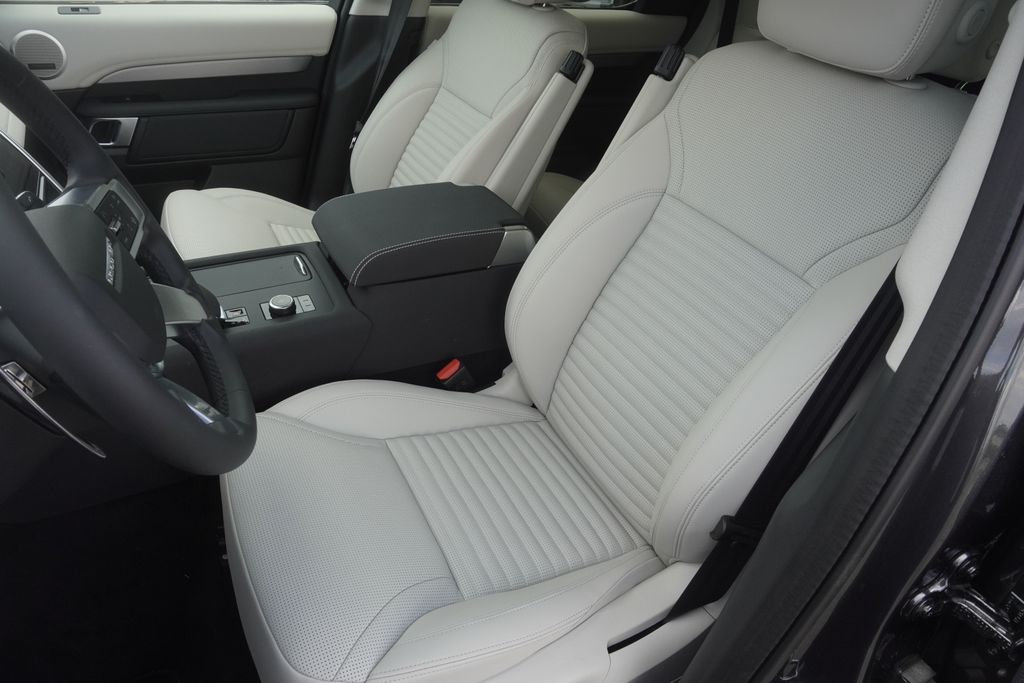 2025 Land Rover Discovery SE photo 18