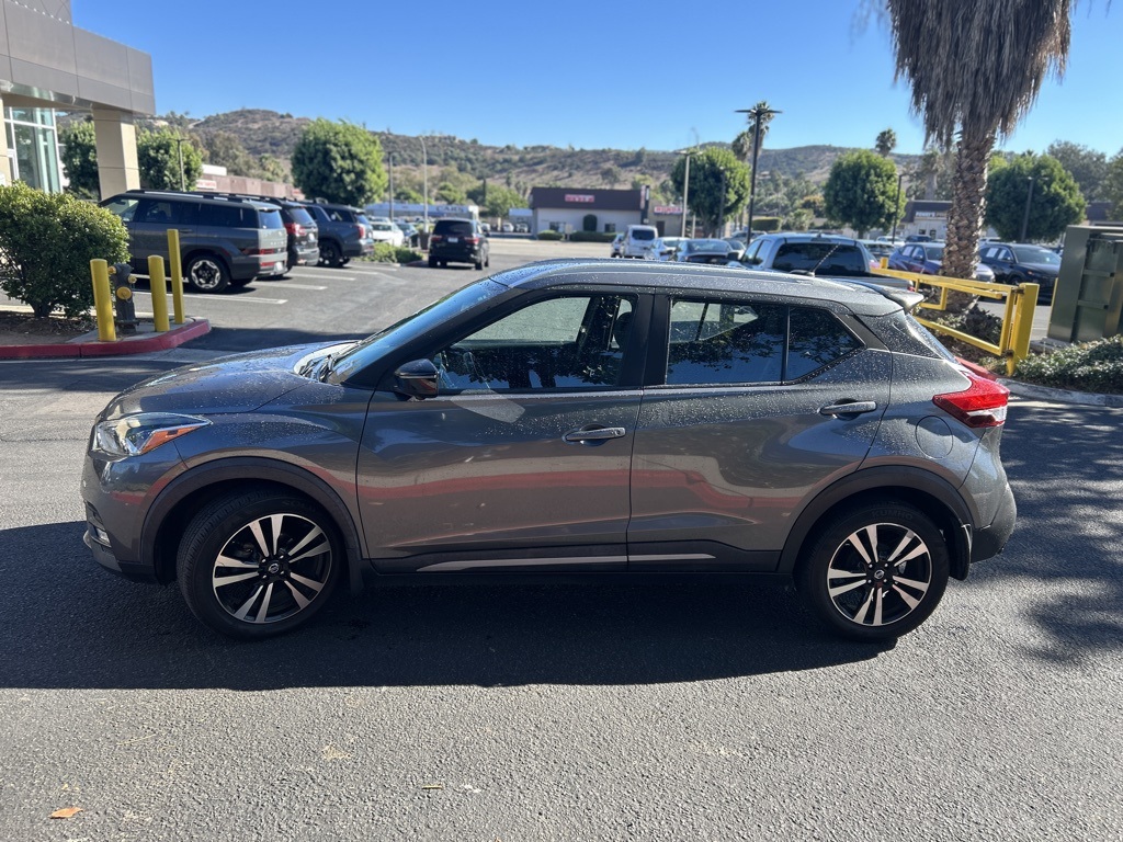 2019 Nissan Kicks SR photo 2