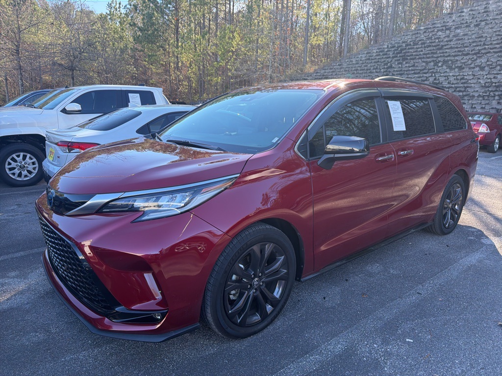 2023 Toyota Sienna XSE's photo