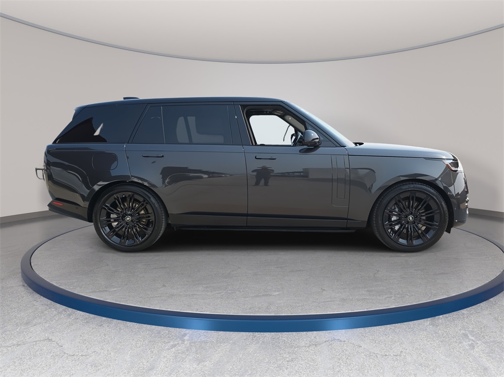 2025 Land Rover Range Rover SE photo 4
