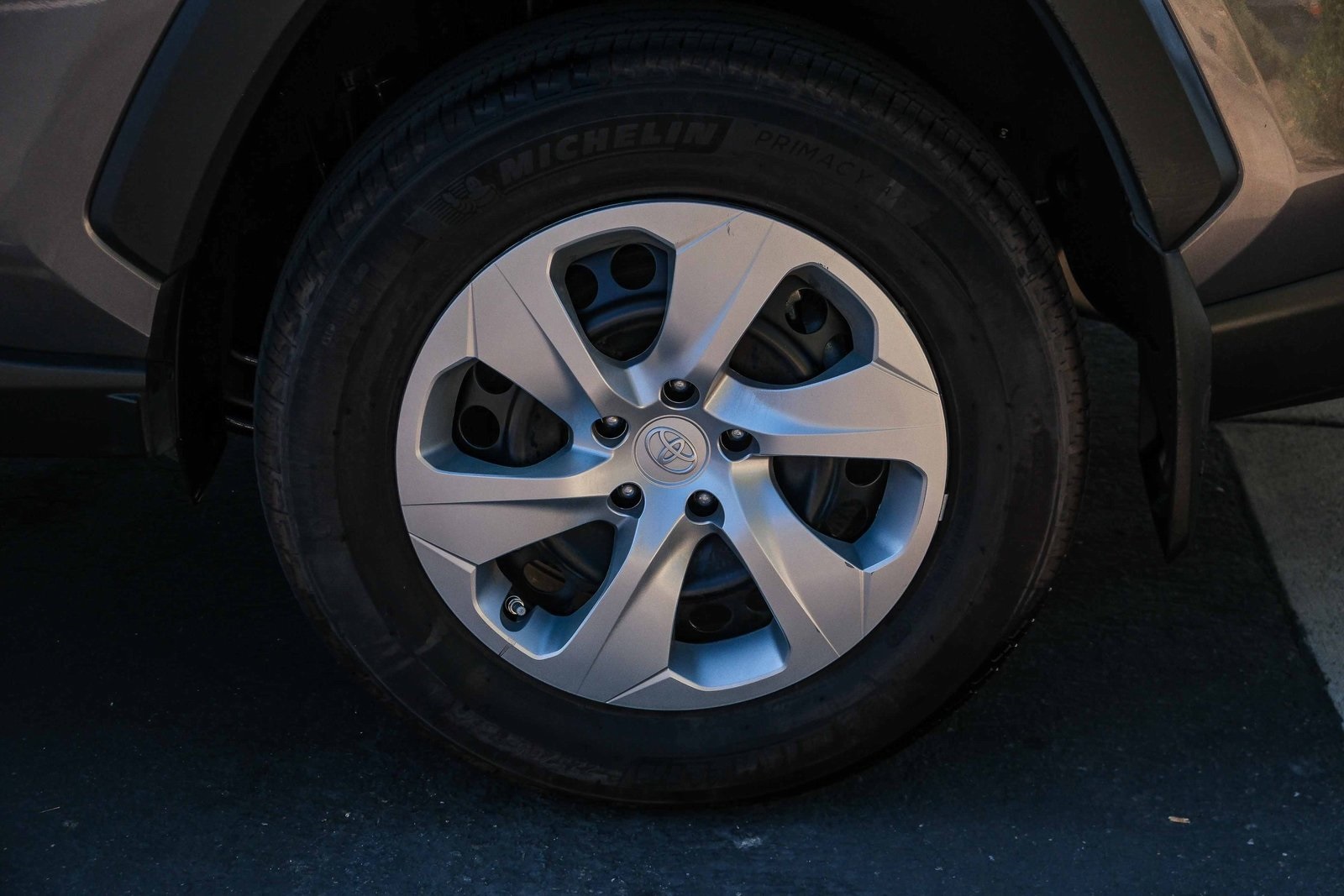 2022 Toyota RAV4 LE photo 7
