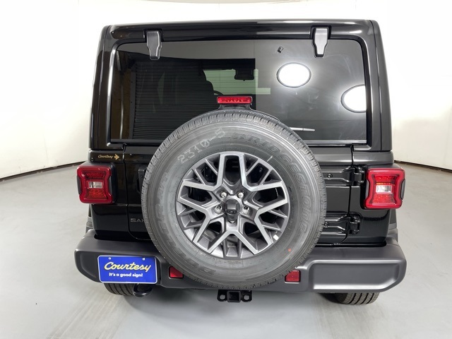 2025 Jeep Wrangler Sahara photo 7