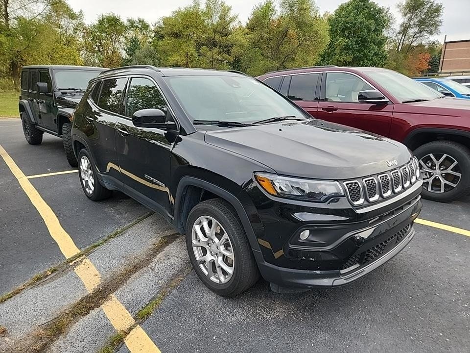 Used 2023 Jeep Compass Latitude Lux with VIN 3C4NJDFN0PT572406 for sale in Kansas City