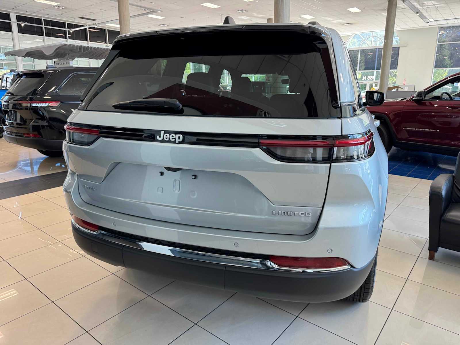 2025 Jeep Grand Cherokee Limited photo 3