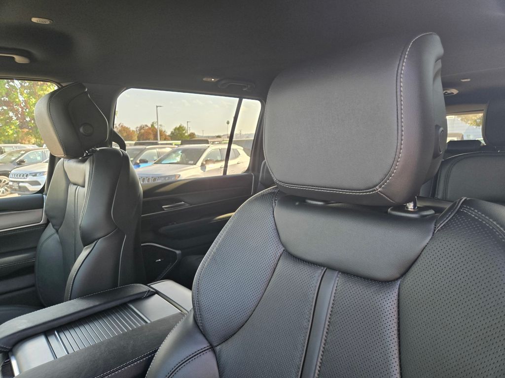 2025 Jeep Wagoneer L Base photo 9