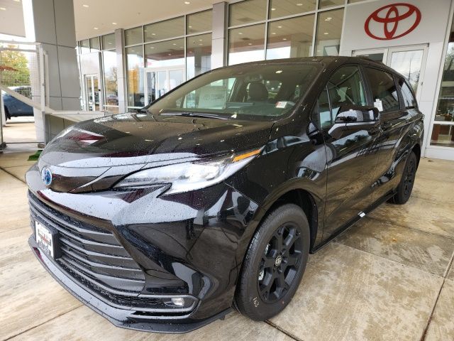 2025 Toyota Sienna Woodland Edition photo 4