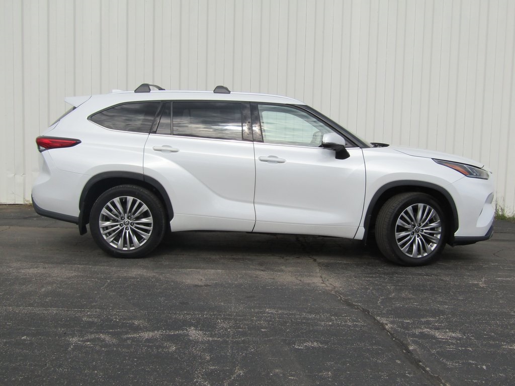 Used 2022 Toyota Highlander Platinum with VIN 5TDFZRBH7NS188656 for sale in Kansas City