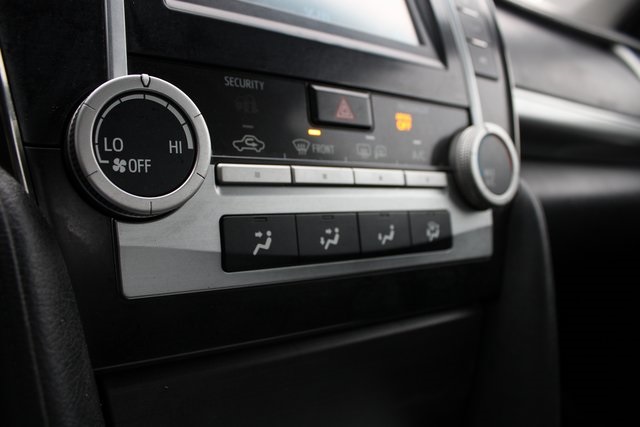 2014 Toyota Camry SE photo 2