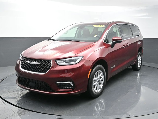 2023 Chrysler Pacifica Touring L's photo