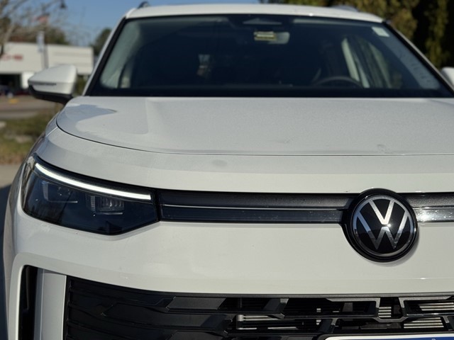 2025 Volkswagen Tiguan SE photo 2