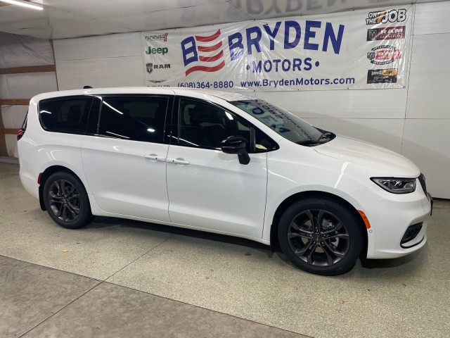 2026 Chrysler Pacifica photo 3