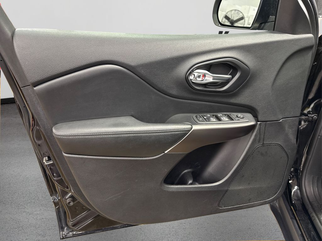 2021 Jeep Cherokee Latitude Lux photo 17