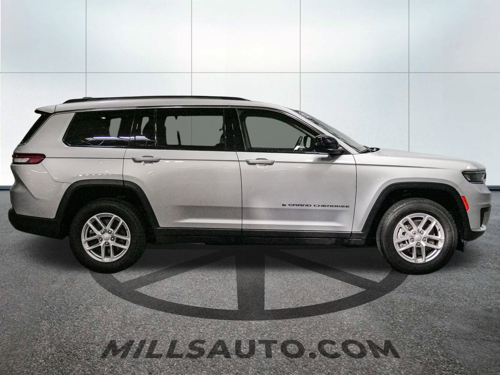 2023 Jeep Grand Cherokee Laredo Altitude photo 8