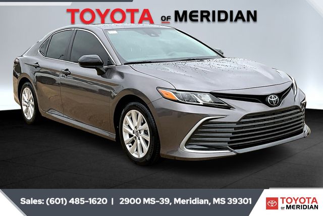 2023 Toyota Camry LE's photo