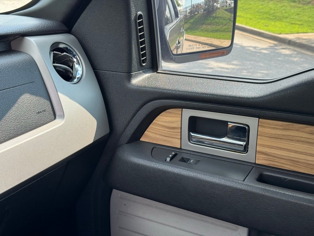 2011 Ford F-150 Lariat photo 30