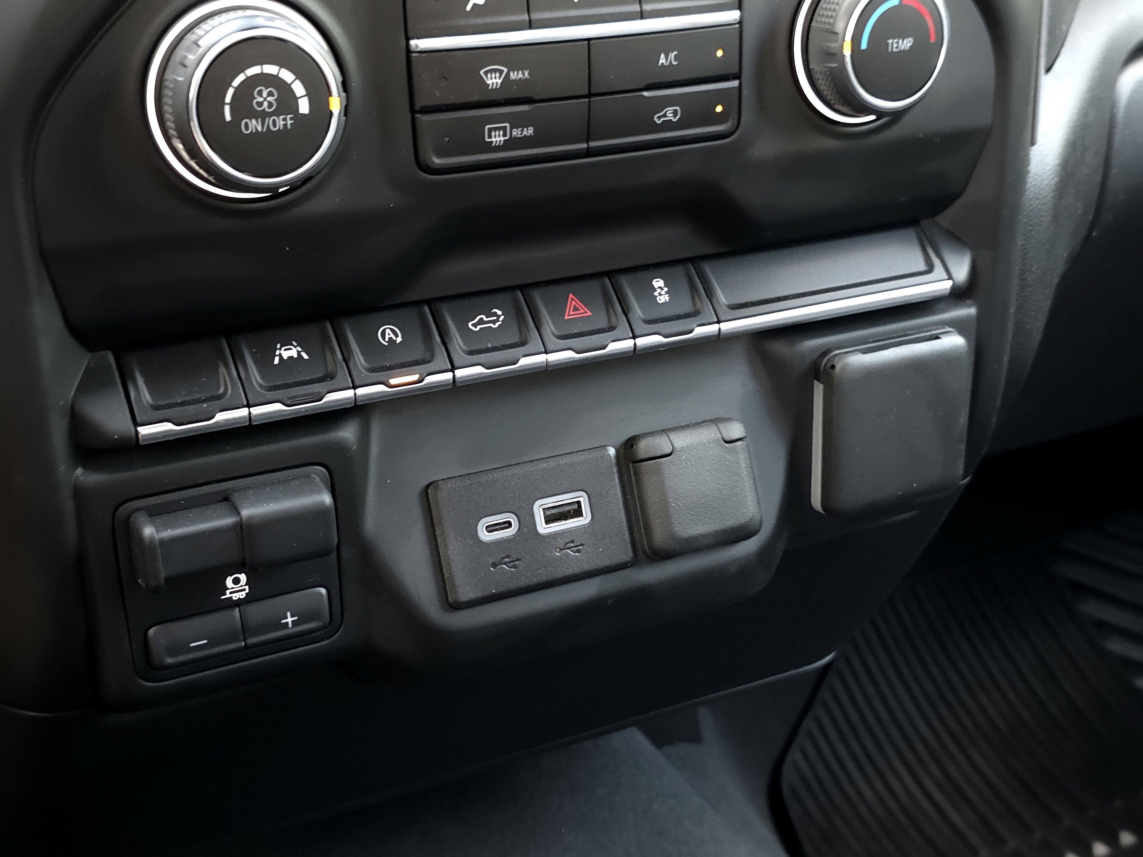 2024 Chevrolet Silverado 1500 Custom photo 3
